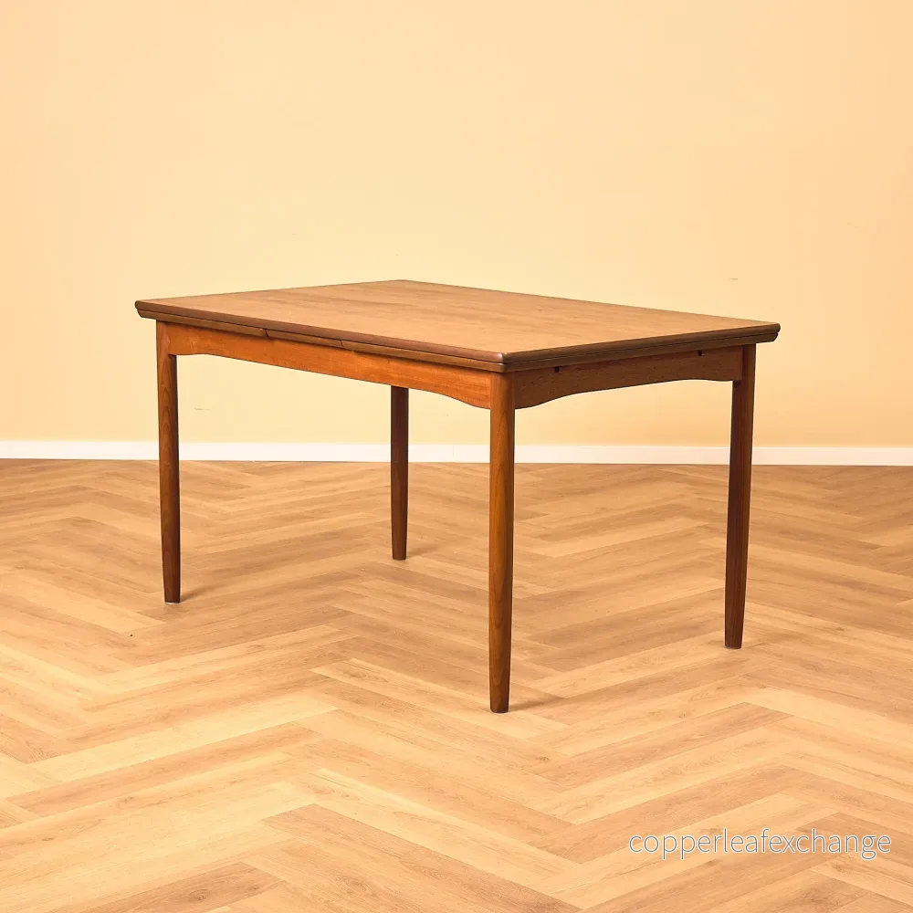 Danskt matbord i teak och valnöt