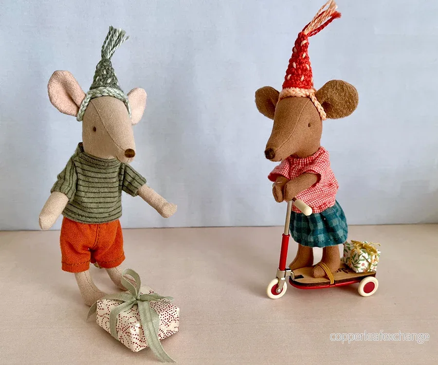 Miniatyr – Virkade partyhattar till mamma / pappa, storasyster / storebror mus, 2-pack hattar Miniatyr – Virkade partyhattar till mamma / pappa, storasyster / storebror mus, 2-pack hattar