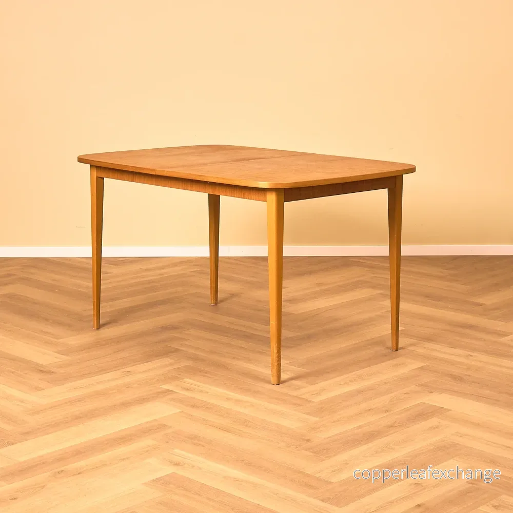 Svenskt matbord i teak och bok Svenskt matbord i teak och bok