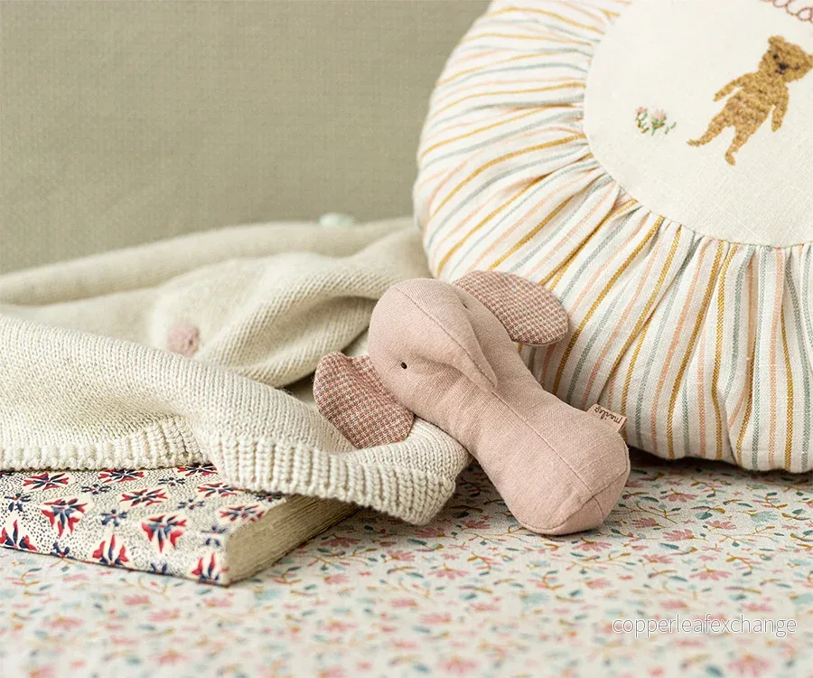 Maileg – Lullaby friends, greppvänlig rosa elefant, skallra i rosa färg - Bild 2