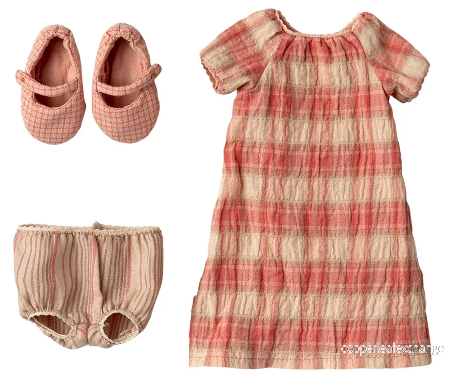 Maileg – Klänning rosa rutig med randiga underbyxor och rosa skor till kanin, bunny size 3 Maileg – Klänning rosa rutig med randiga underbyxor och rosa skor till kanin, bunny size 3