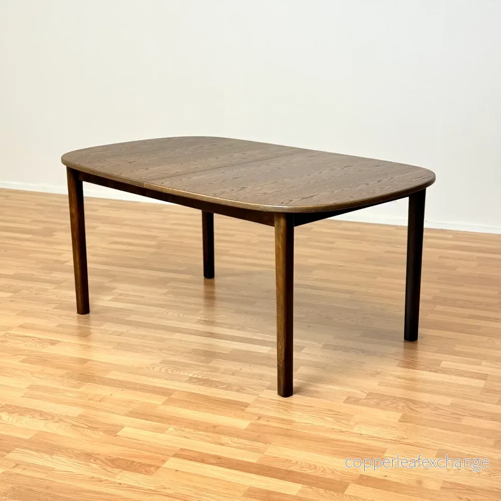 Dansk oval matbord i ek
