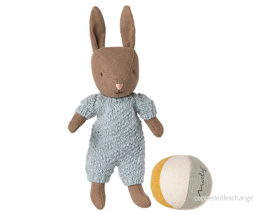 Maileg – Kanin blå, storlek micro med boll, rabbit brun pojke med magneter i händerna Maileg – Kanin blå, storlek micro med boll, rabbit brun pojke med magneter i händerna