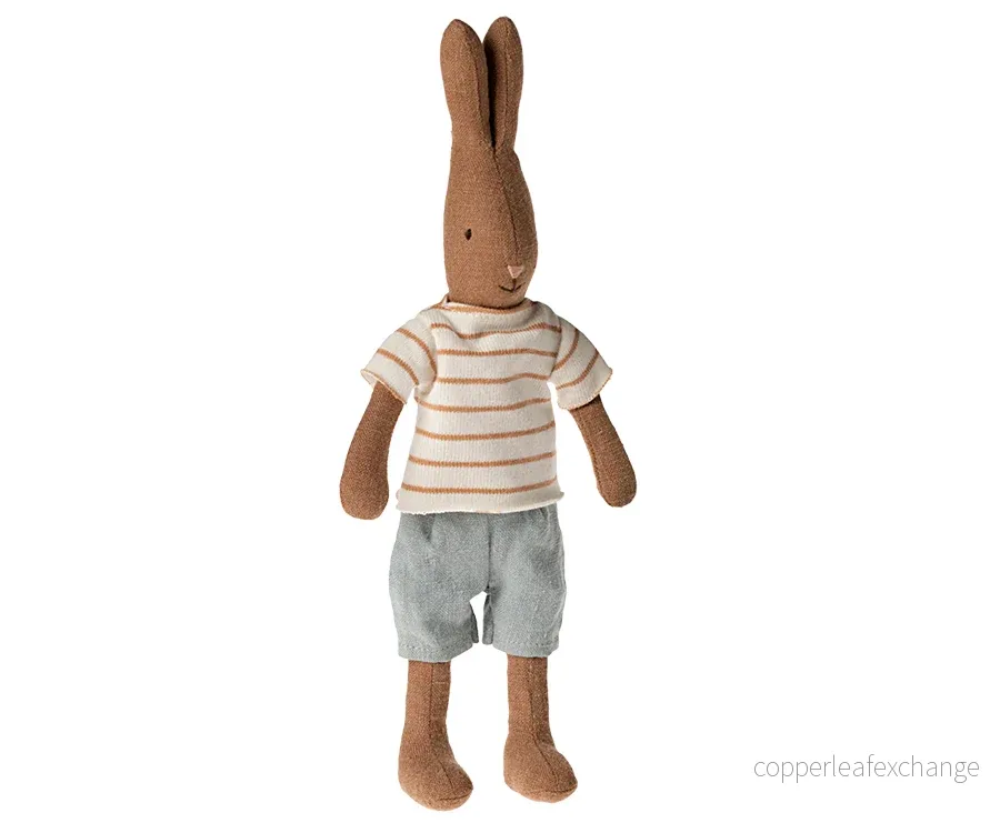 Maileg – Kanin pojke, med stickad randig tröja & bruna byxor, bunny size 1