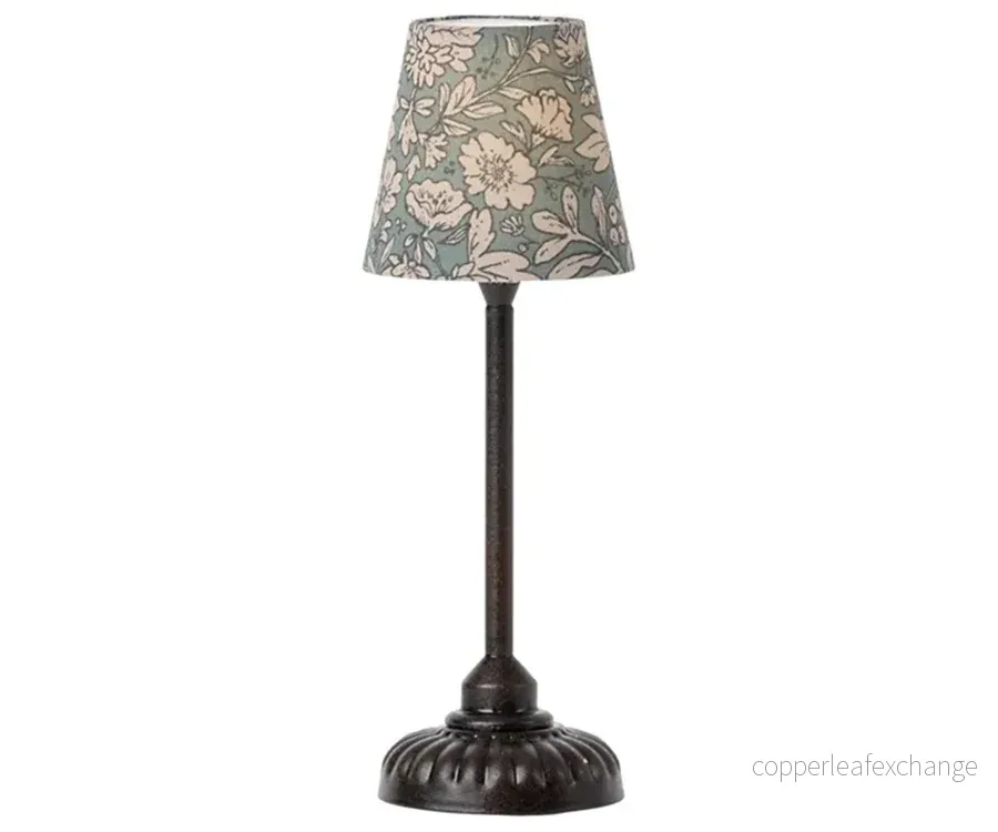 Maileg – Liten lampa miniatyr, blommig grön antracite, golvlampa till dockhus (slutsåld kollektion)