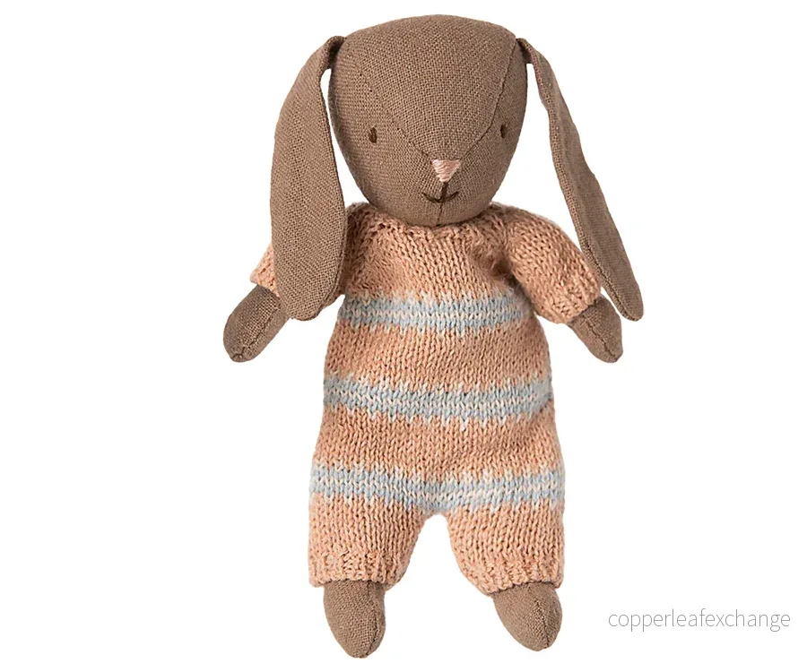 Maileg – Kanin i storlek micro, Dusty rose med rosa och blå stickad dräkt, bunny flicka brun med hängande öron