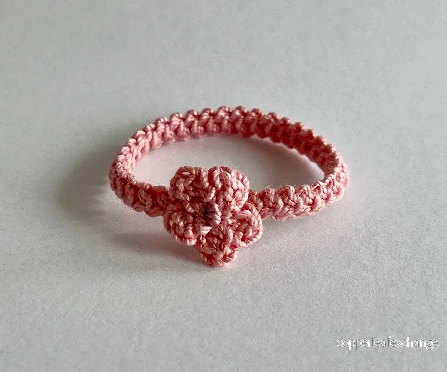 Miniatyr – Virkat hårband till storasyster mus med blomma, finns i flera olika färger - Bild 3