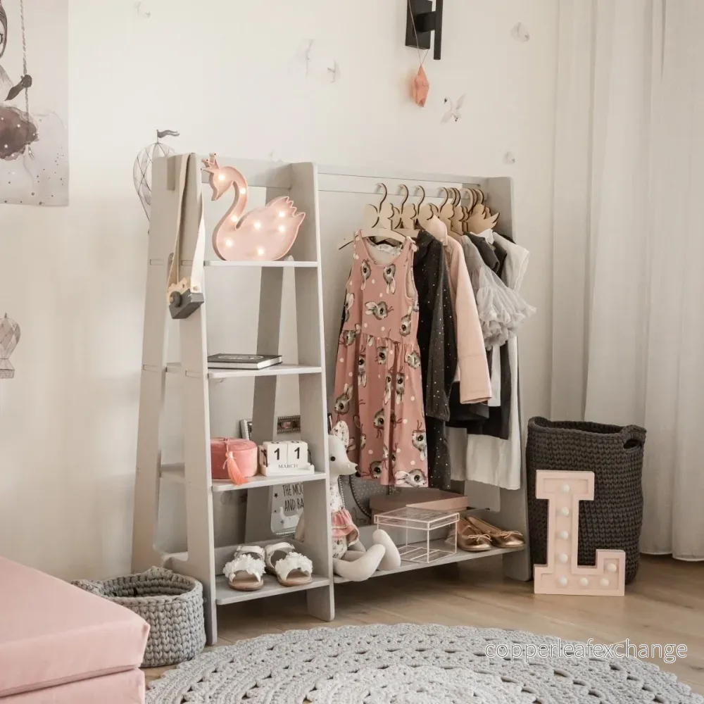 Montessori-klädställning med hyllor för barn Montessori-klädställning med hyllor för barn