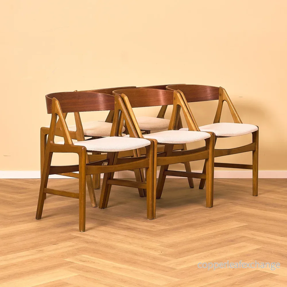 Danska matstolar i teak och bok av Henning Kjaernulf för Vejle Stole & Møbelfabrik