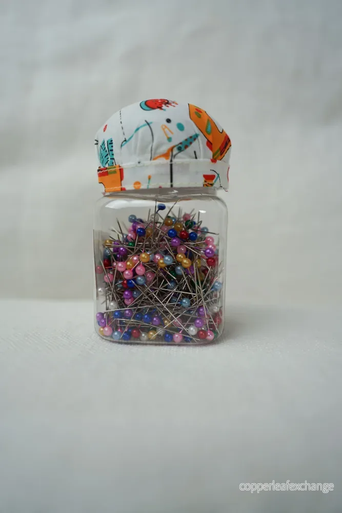 Button pins – Can with pin cushion