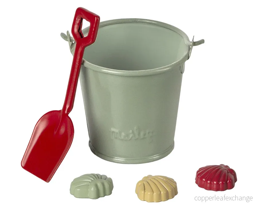 Maileg – Strandset, hink med spade och tre snäckor, strandleksaker