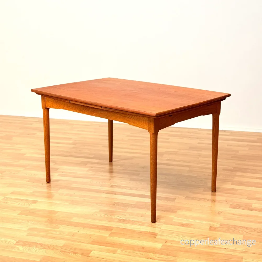 Dansk rektangulärt matbord i teak och ek Dansk rektangulärt matbord i teak och ek