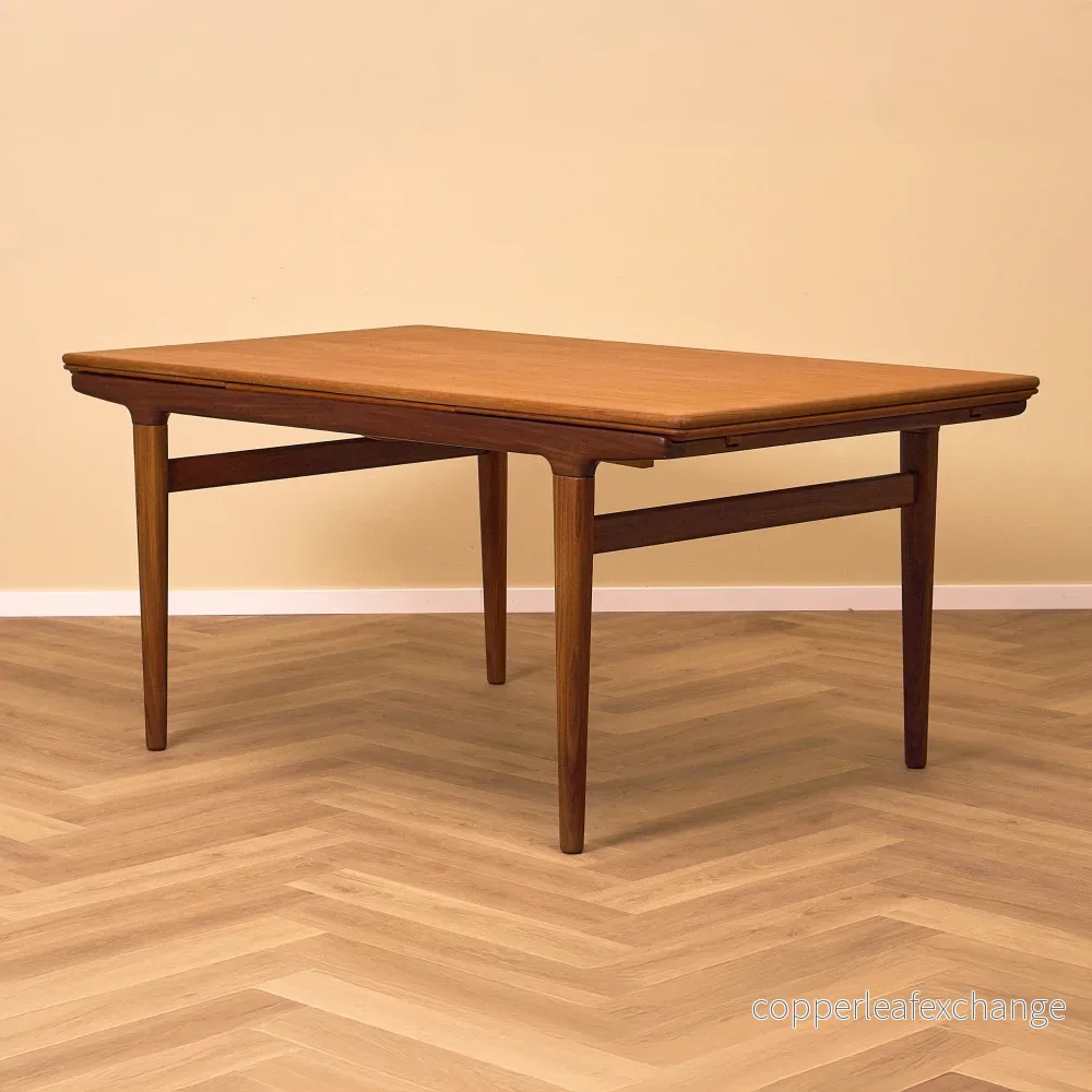Dansk rektangulärt matbord i teak av Johannes Andersen för Uldum