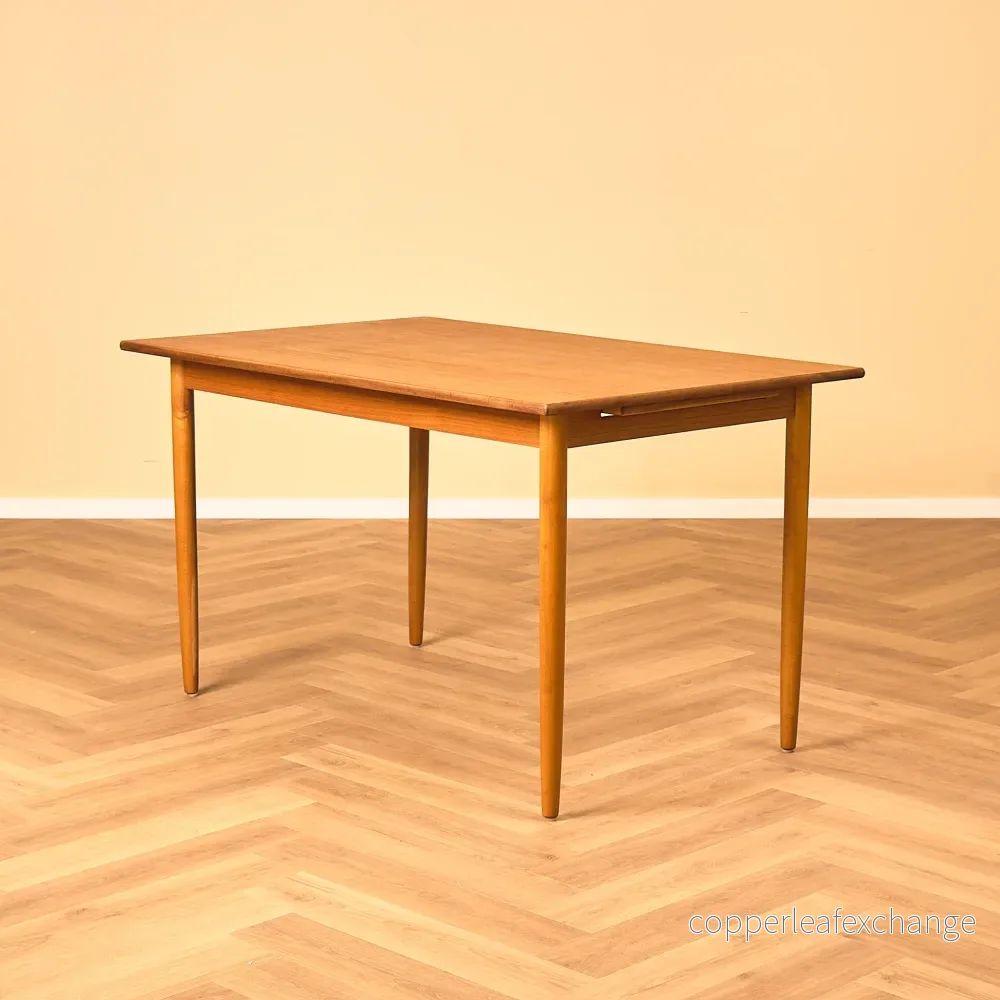 Svenskt matbord i teak och bok