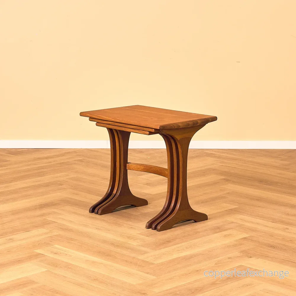 Engelskt set med nästlade bord i teak och valnöt, modell 'Fresco' av Victor Wilkins för G-Plan - Bild 2