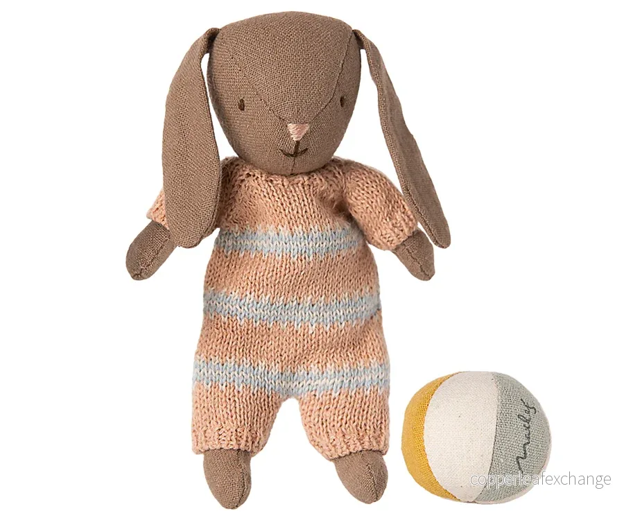 Maileg – Kanin brun i storlek micro med boll, bunny flicka dusty rose / rosa med magneter i händerna