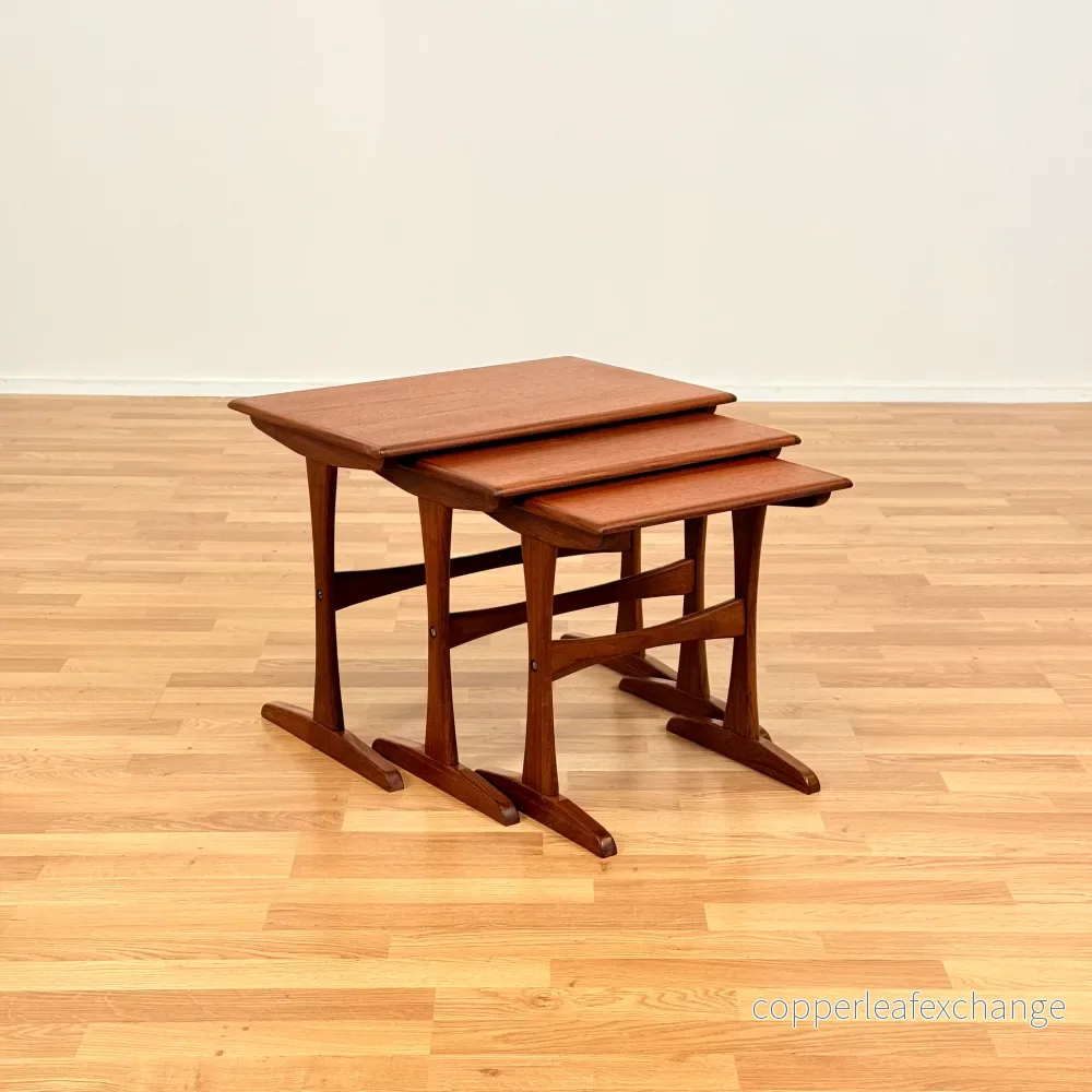 Danskt set med nästlade bord i teak