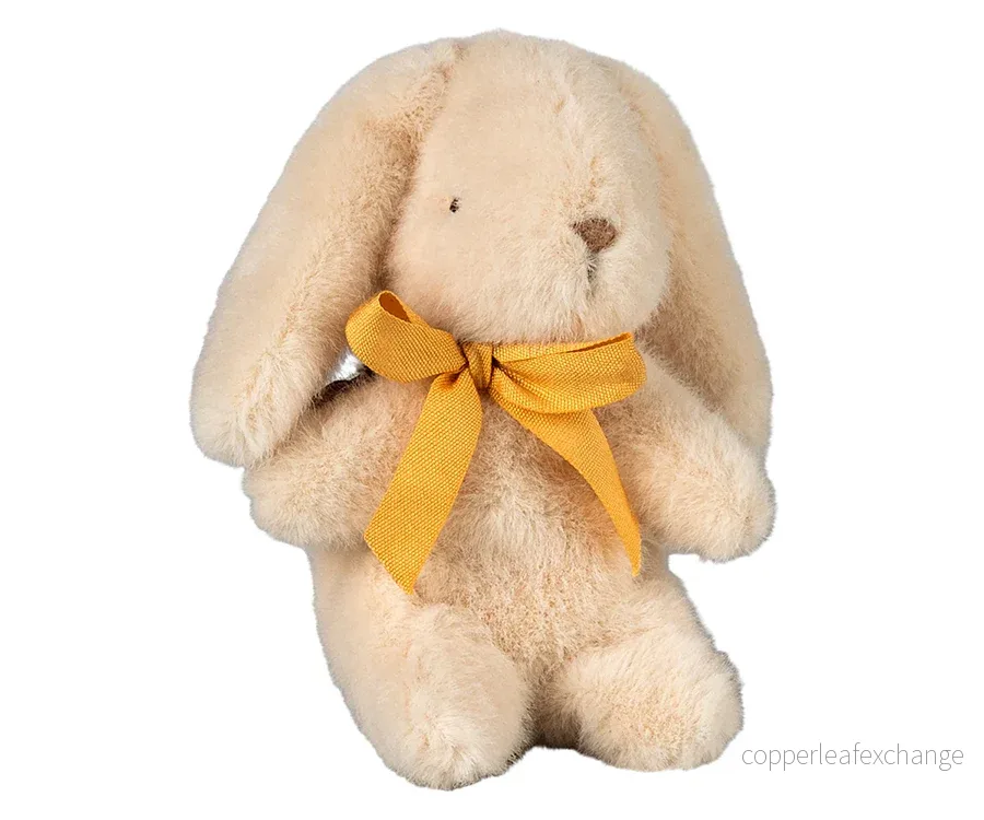 Maileg – Liten kanin ljus cream i plysch, bunny mini med gul rosett Maileg – Liten kanin ljus cream i plysch, bunny mini med gul rosett