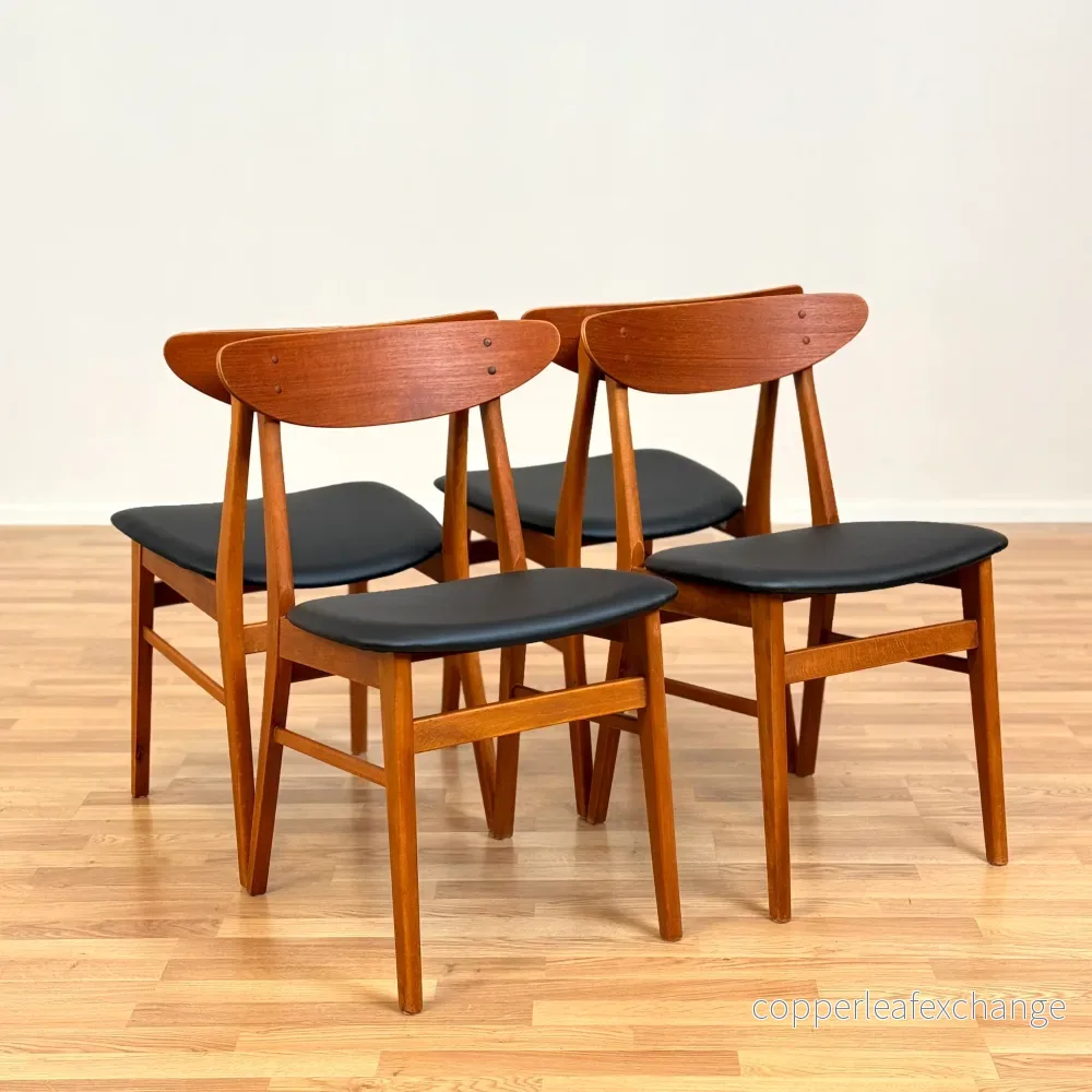 Danskt set med 4 matstolar ’modell 210’ i teak av Farstrup Danskt set med 4 matstolar ’modell 210’ i teak av Farstrup