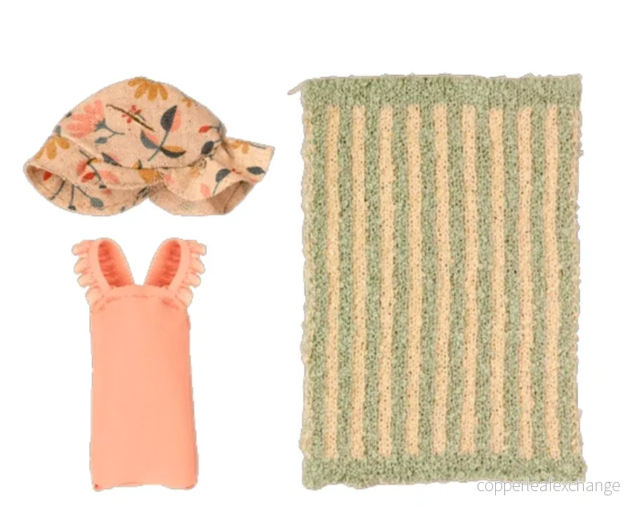 Maileg – Strandset med baddräkt, hatt och handduk, storasyster mus - Bild 3