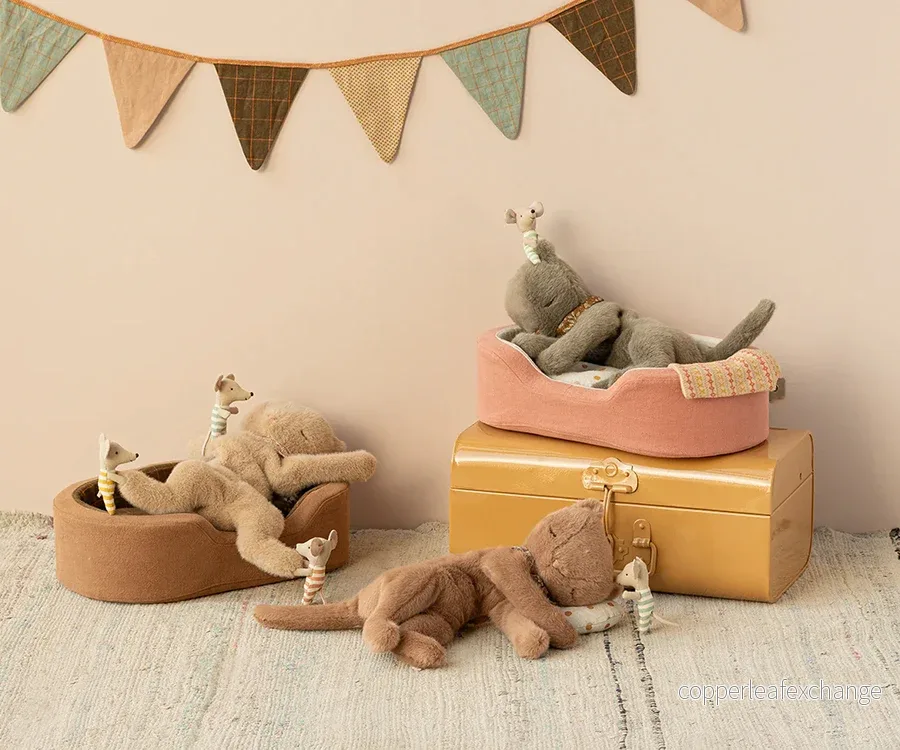 Maileg – Katt, färg cream peach, kattunge med blommig scarfs - Bild 2