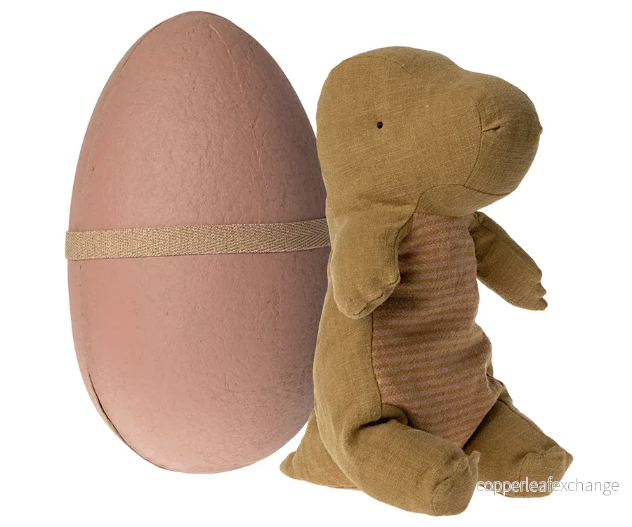 Maileg – Gantosaurus i ägg, medium, dinosaurie i mörk ockra med rosa ägg Maileg – Gantosaurus i ägg, medium, dinosaurie i mörk ockra med rosa ägg