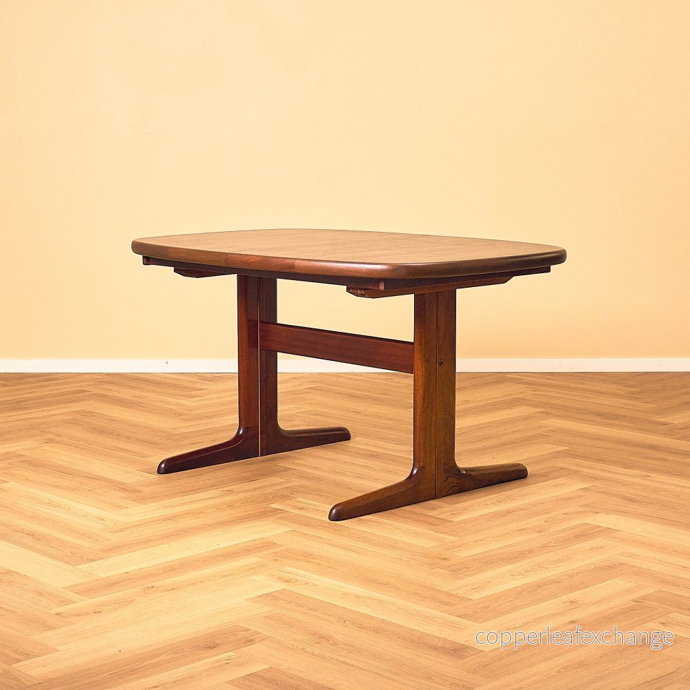 Danish dining table in mahogany by Skovby Danish dining table in mahogany by Skovby