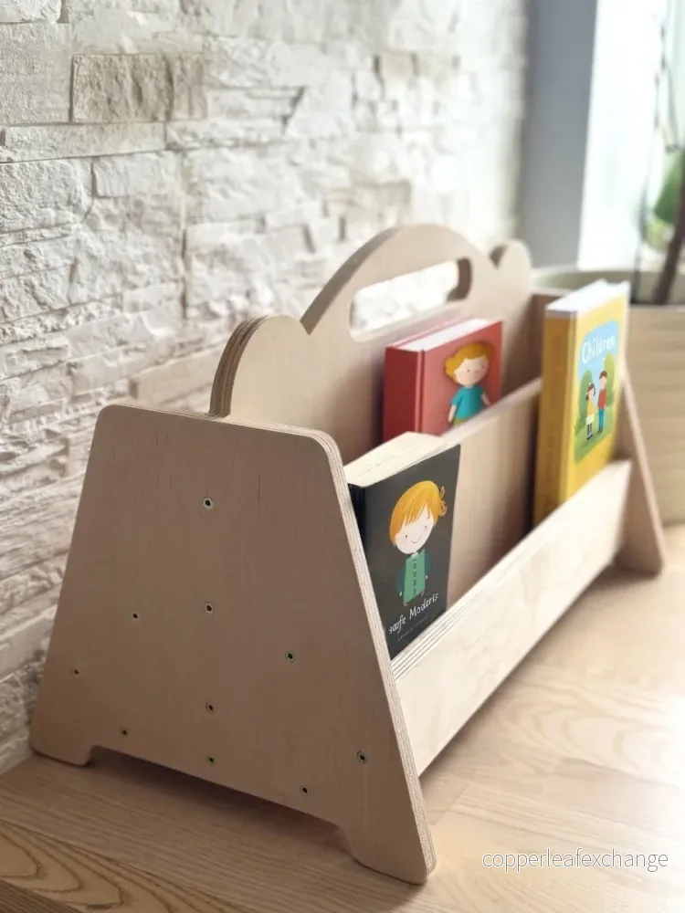 Montessori dubbelsidig bokdisplay i trä för barn – Finns i flera färger Montessori dubbelsidig bokdisplay i trä för barn – Finns i flera färger