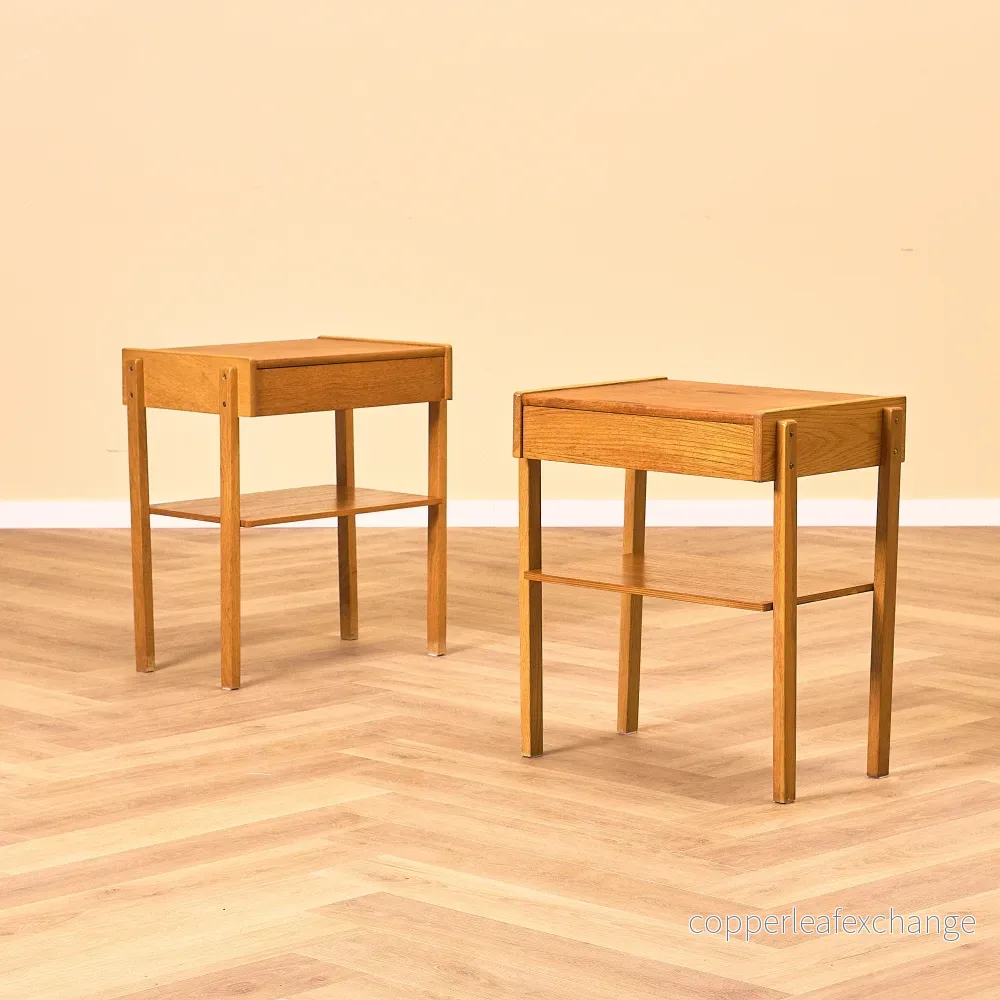 Svenska sängbord i teak och ek av Carlström & Co Möbelfabrik