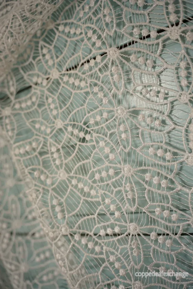 Lace – Net lace – Flowers – Ivory