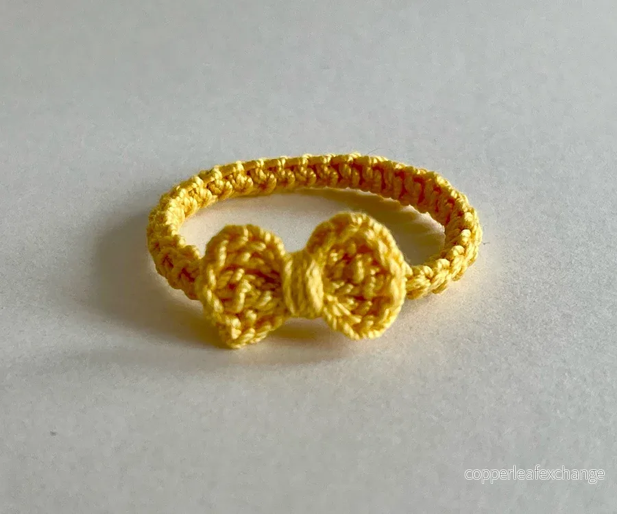 Miniatyr – Virkat hårband till storasyster mus med rosett, finns i flera olika färger - Bild 3