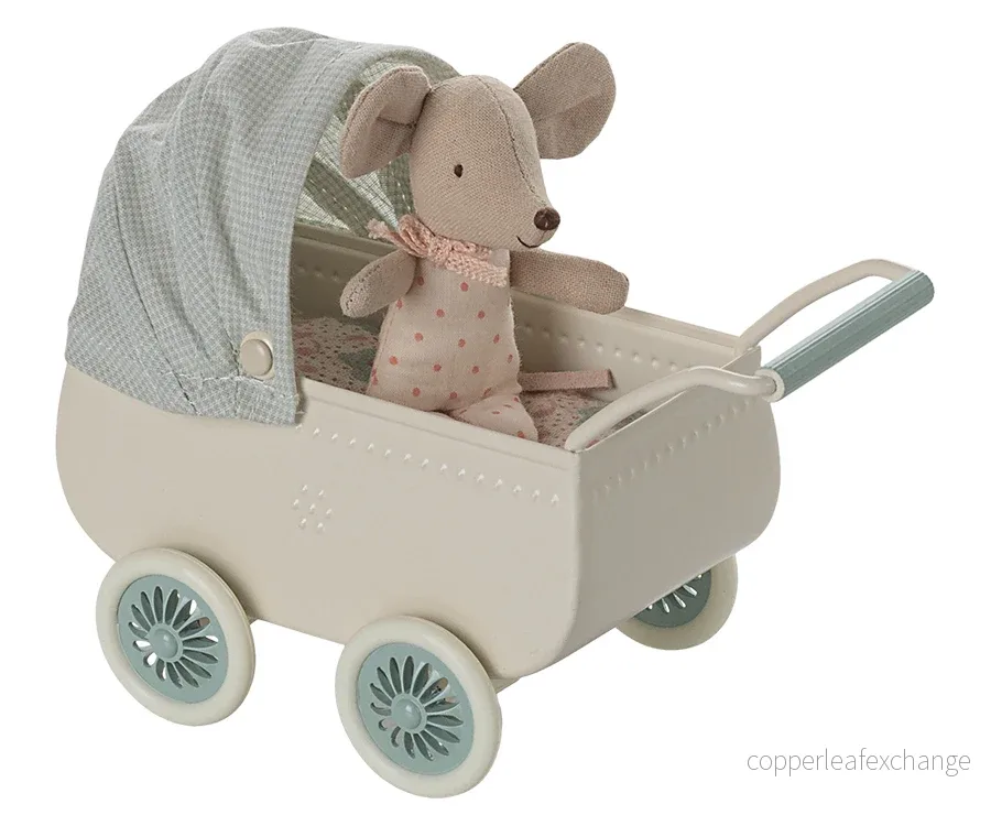 Maileg – Vagn i miniatyr med babymus, retrovagn för möss, vintage i blått, barnvagn blå med tillhörande bebismus