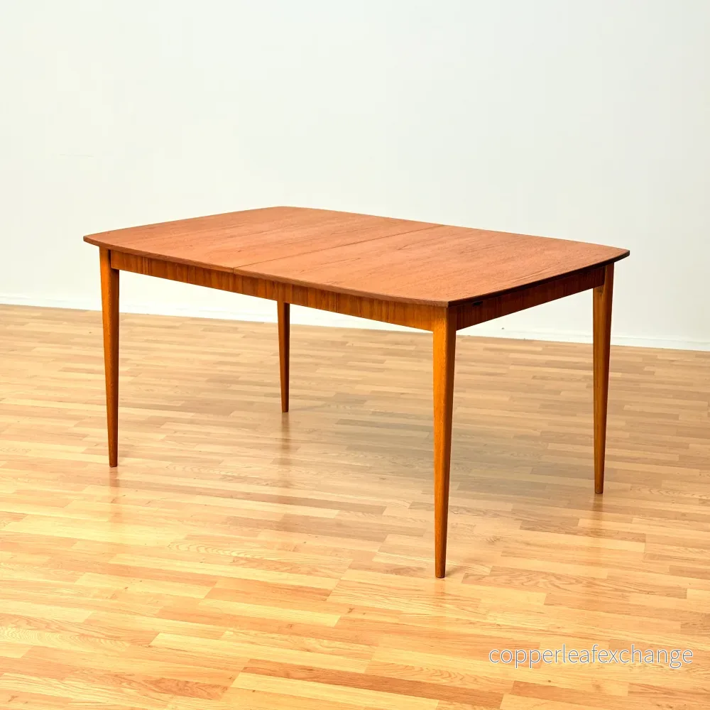 Svenskt matbord i teak och bok Svenskt matbord i teak och bok