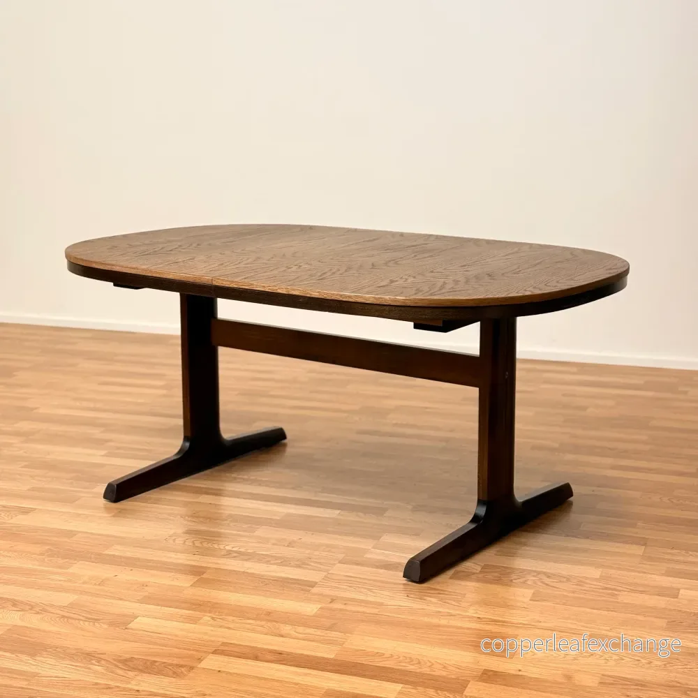 Dansk oval matbord i ek Dansk oval matbord i ek