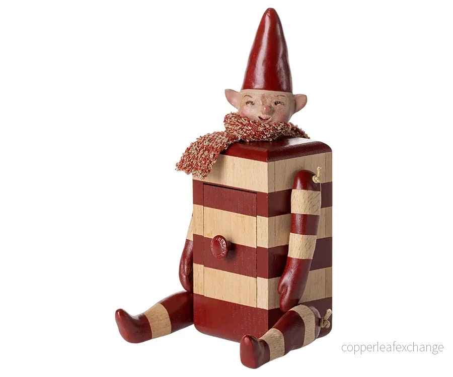 Maileg – Tomte med låda i rött, prydnad elf till jul
