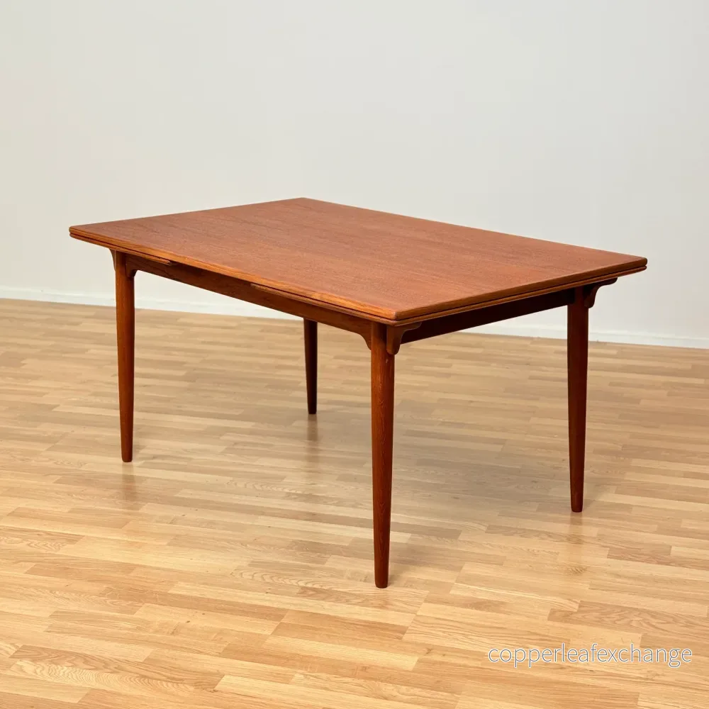 Dansk rektangulärt matbord i teak av Omann Jun möbelfabrik a/s