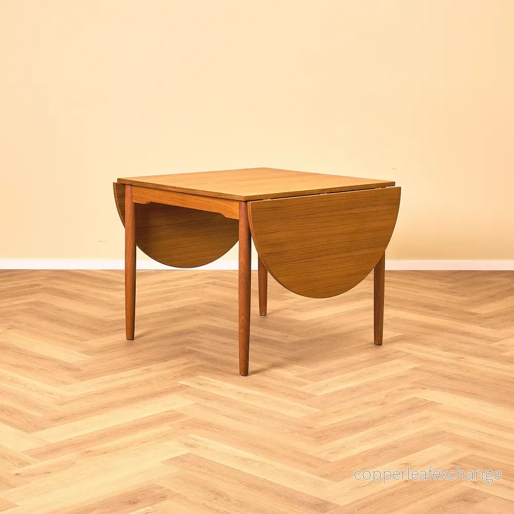 Danskt matbord med 4 iläggsskivor i teak i "Arne Vodder-stil"