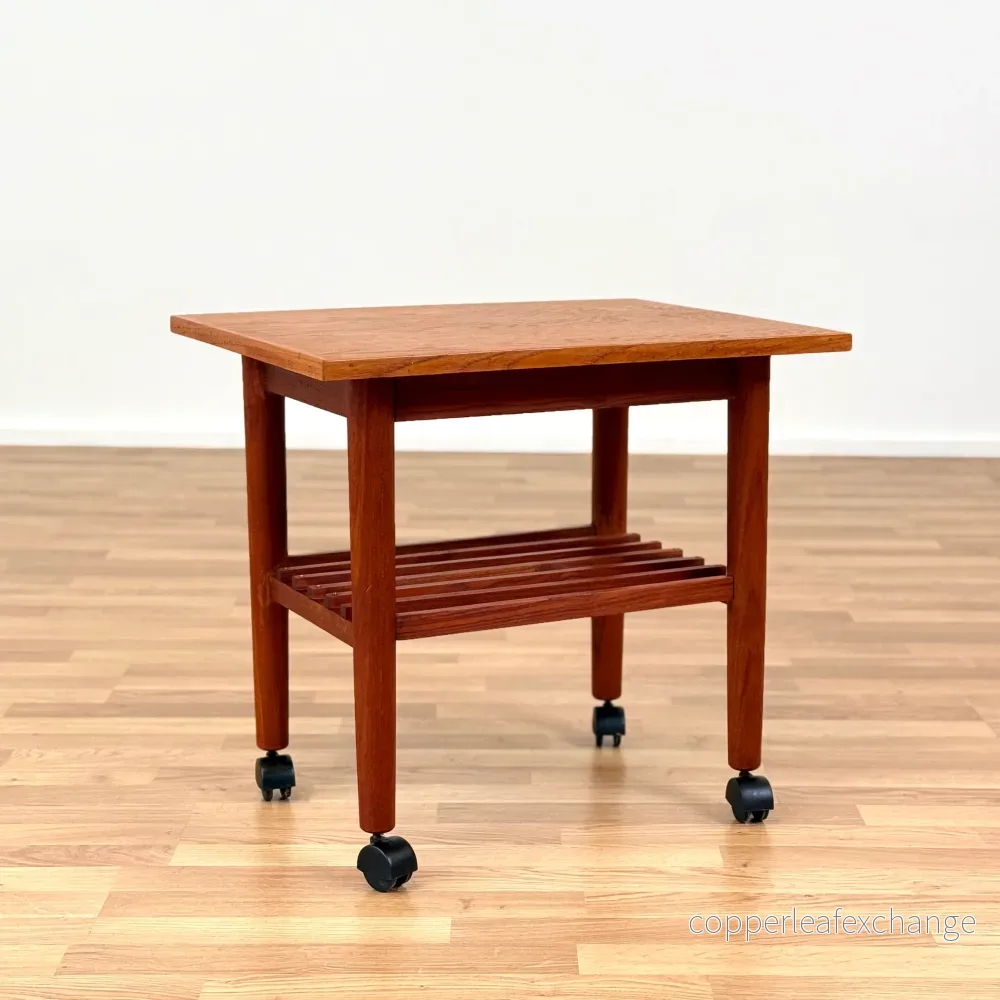 Sidobord i massiv teak