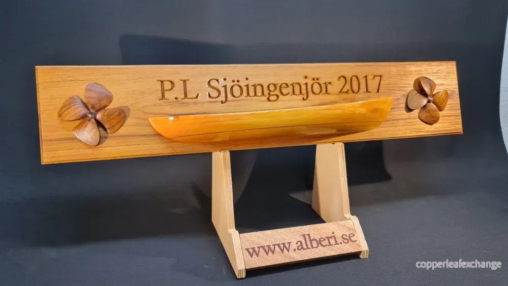 Namnskyltar för båtar och specilla och unika minnes skyltar i teak
