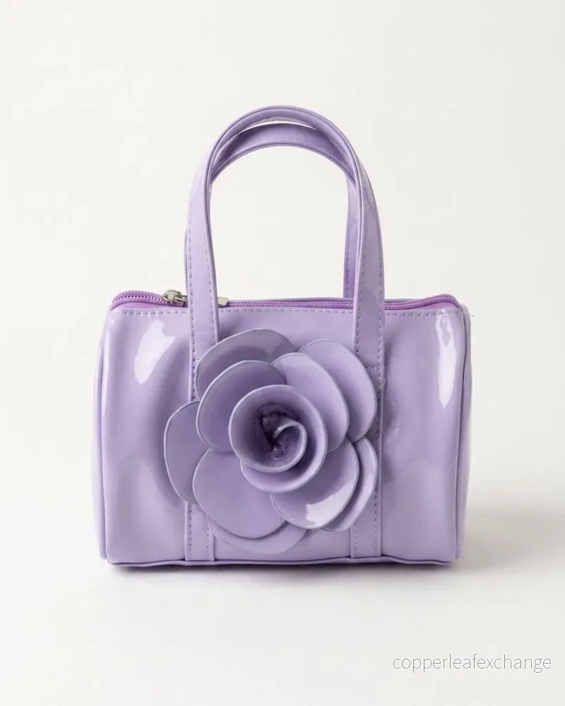 Handväska, lacklila med rosdetalj