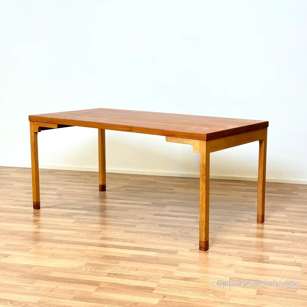 Danskt matbord i teak och ek