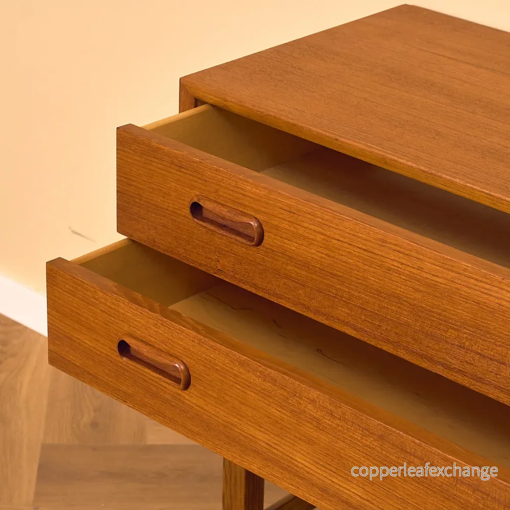 Svenskt sidobord/bokhylla i teak - Bild 3