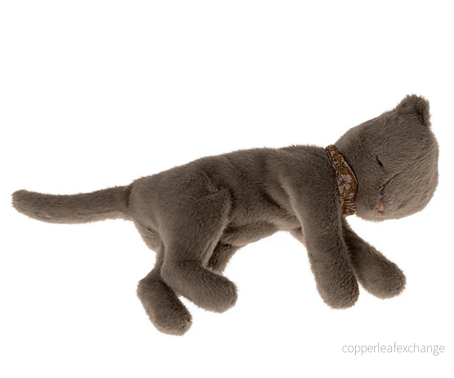Maileg – Katt i plysch i färg grey, grå kattunge med scarfs, sleeping kittens medium