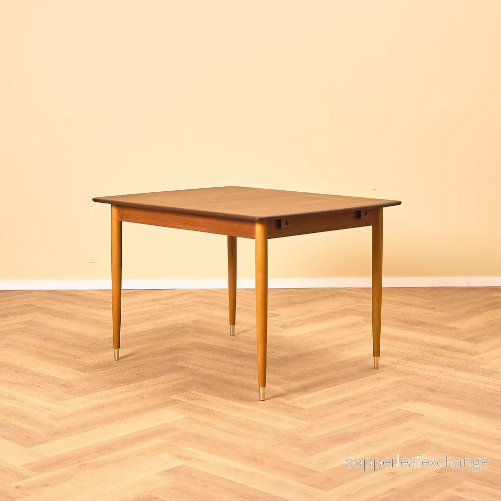 Svenskt matbord i teak och bok Svenskt matbord i teak och bok