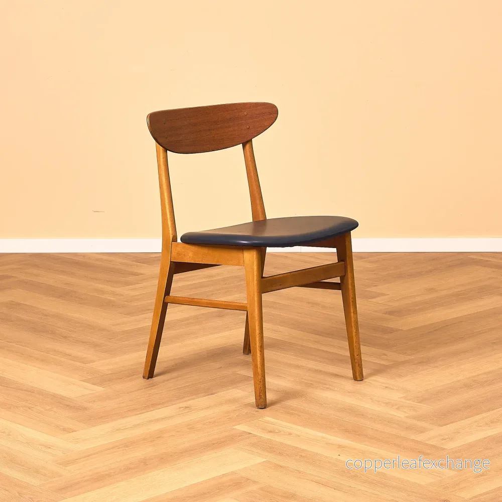 Matstolar i teak och bok av Farstrup, modell 210