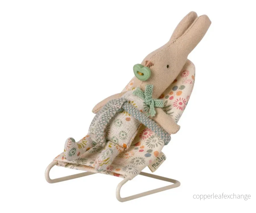Maileg – Kanin baby pojke My, Kaninpojke blommiga kläder med napp (slutsåld kollektion) - Bild 2