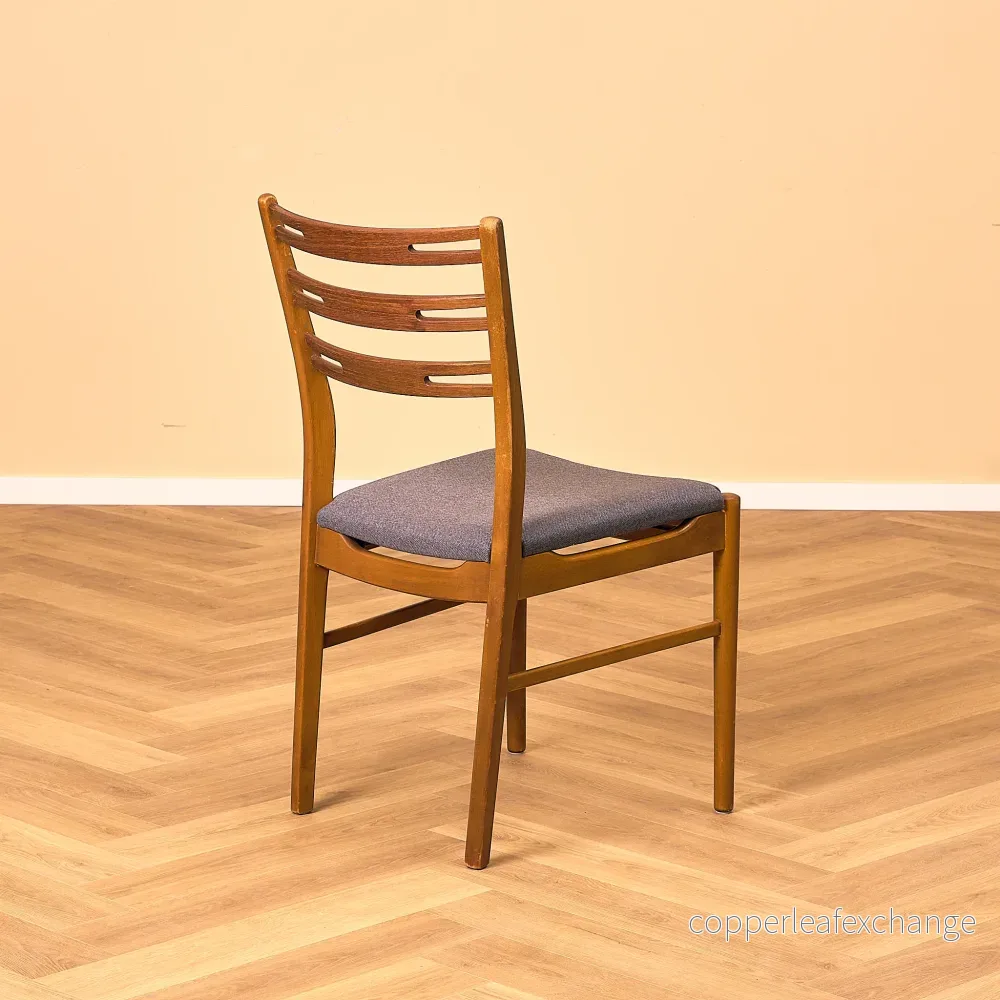 Danskt set med 4 matstolar "modell 219" i teak & bok från Farstrup - Bild 3