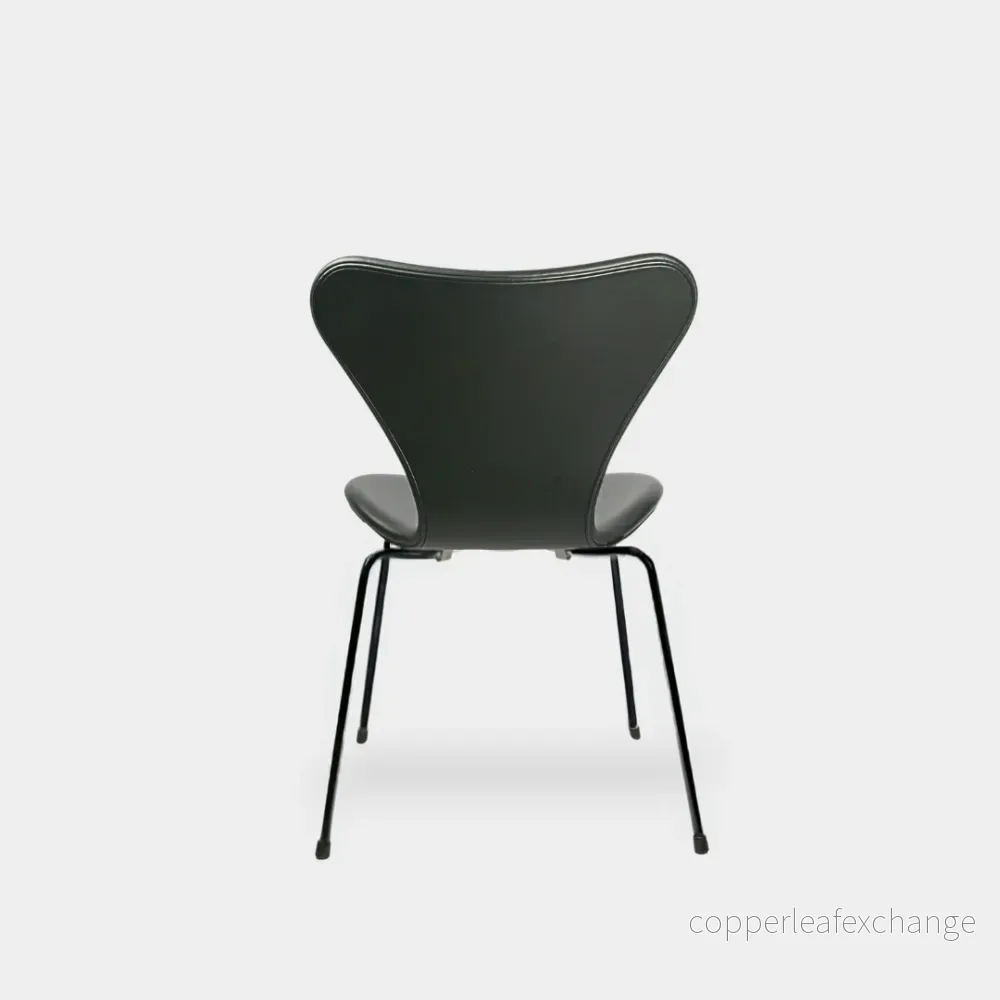 Arne Jacobsen 7'er stole i Sort læder med sorte stel - Bild 3