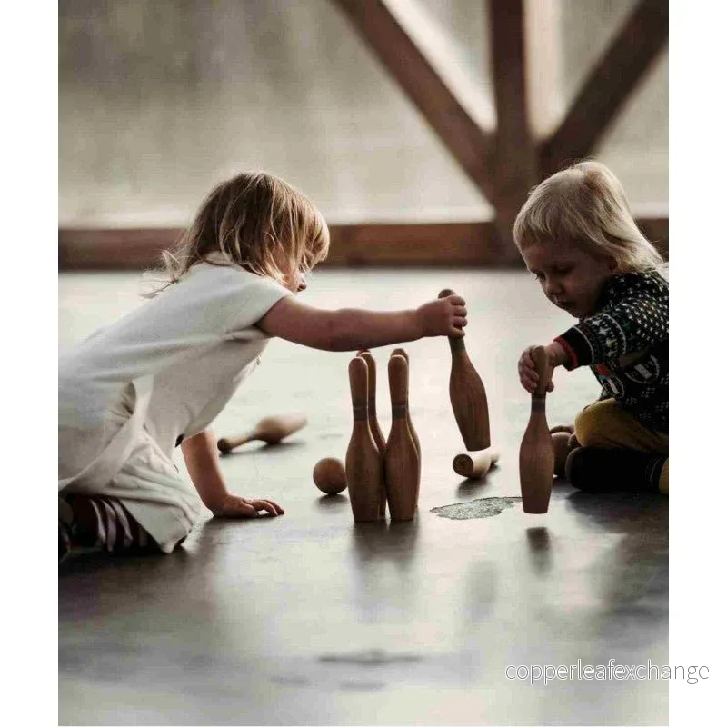 Wooden Story Träbowlingset – 10 kegel & 2 bollar, FSC-certifierat Wooden Story Träbowlingset – 10 kegel & 2 bollar, FSC-certifierat