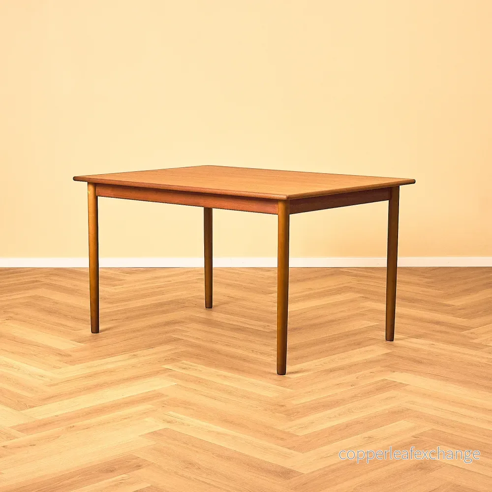 Svenskt matbord i teak och bok Svenskt matbord i teak och bok